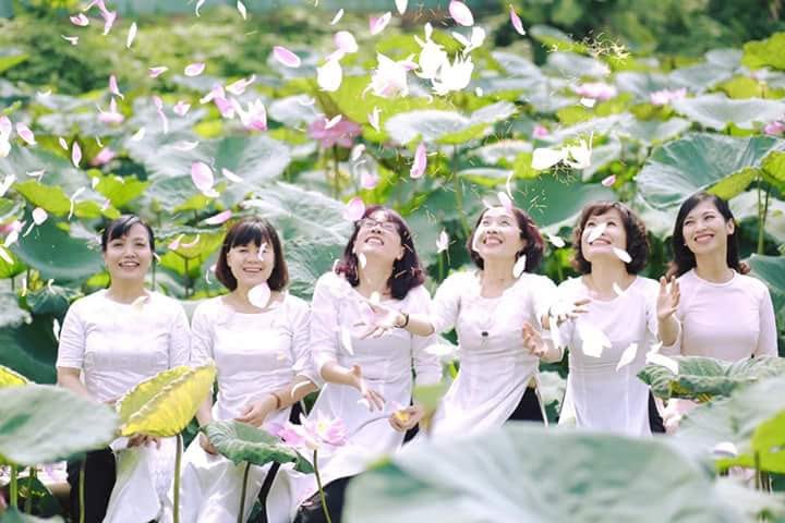 cho-thue-ao-dai-chup-sen-thulinhsilk